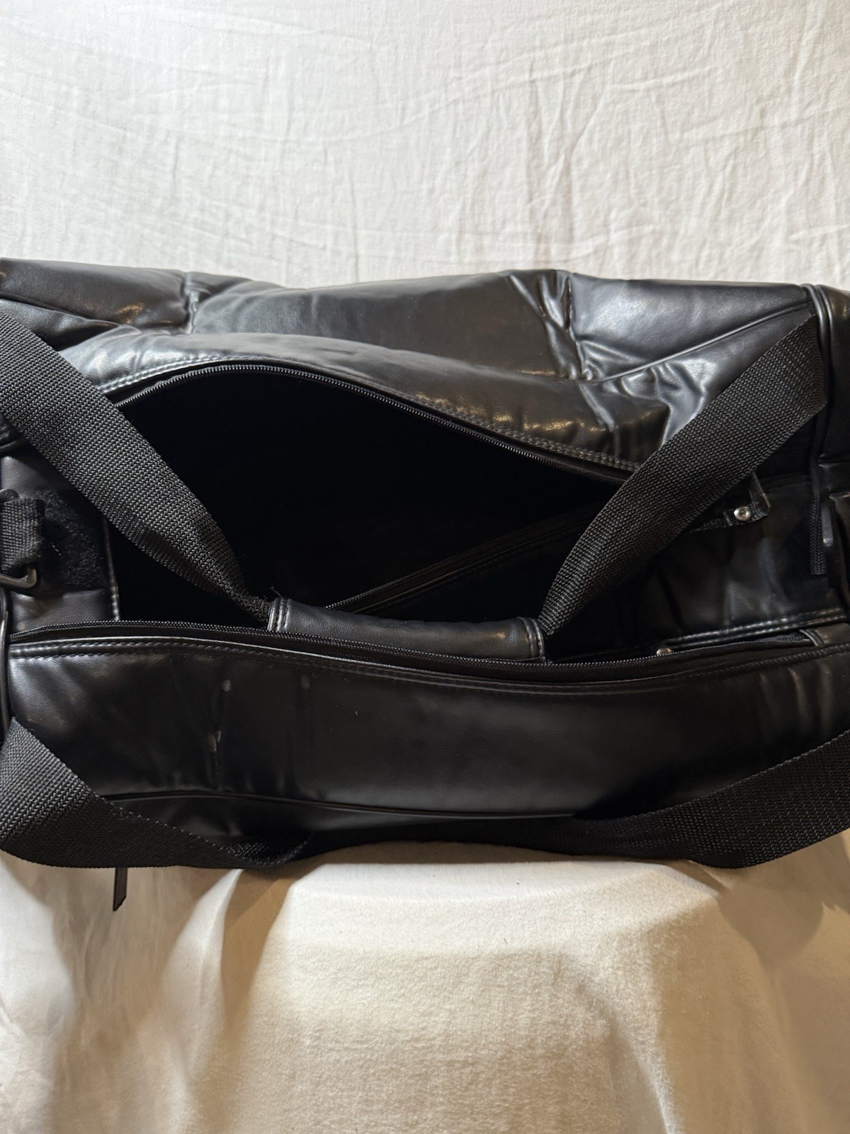 Slazenger Black Solid Duffle Bag Travel Casual Zip Closure Adjustable Strap