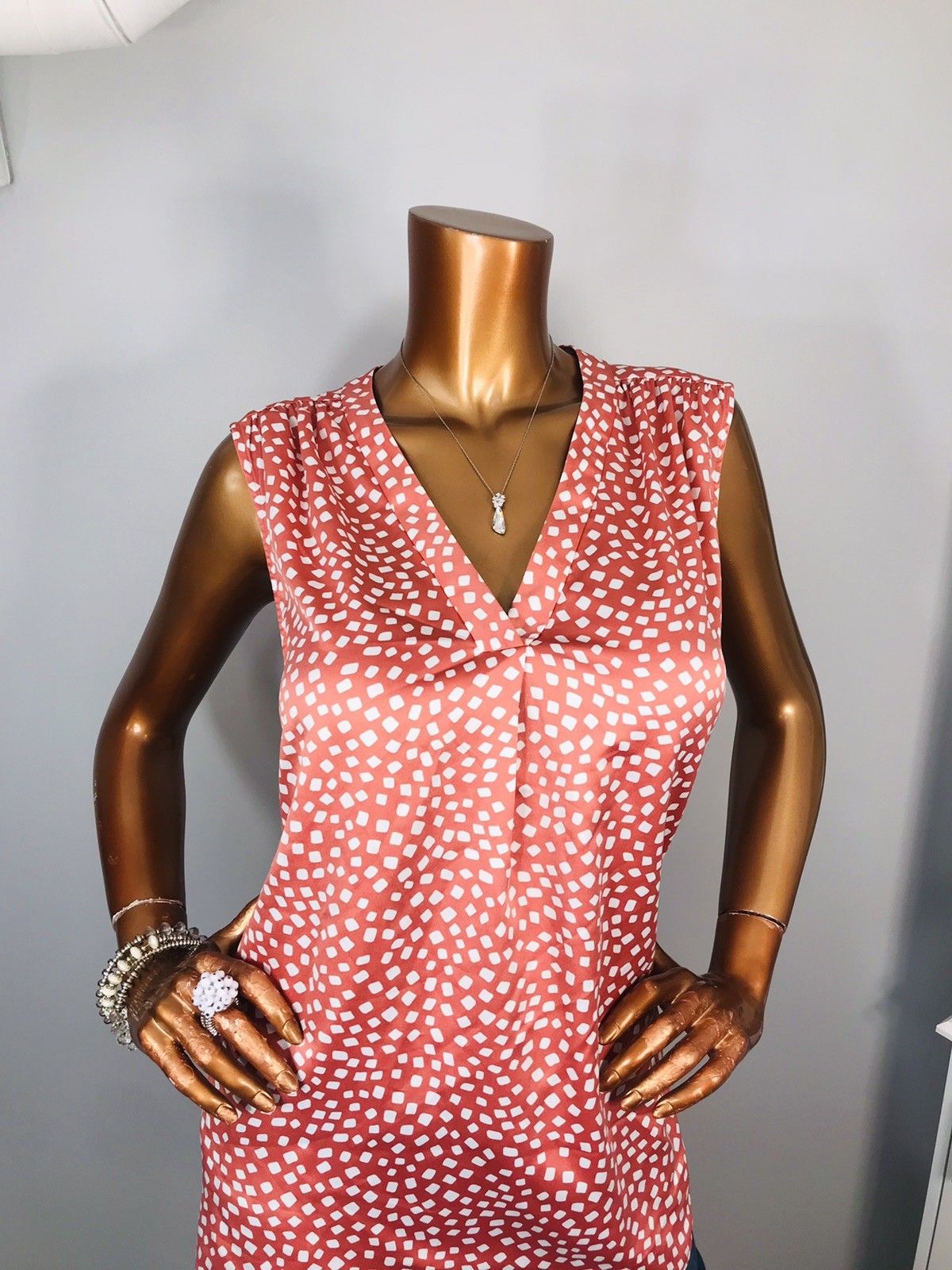 Alfani XL Top Stretch Low Cut Sleeveless Satin Lite Wgt Blouse Dusty Rose White