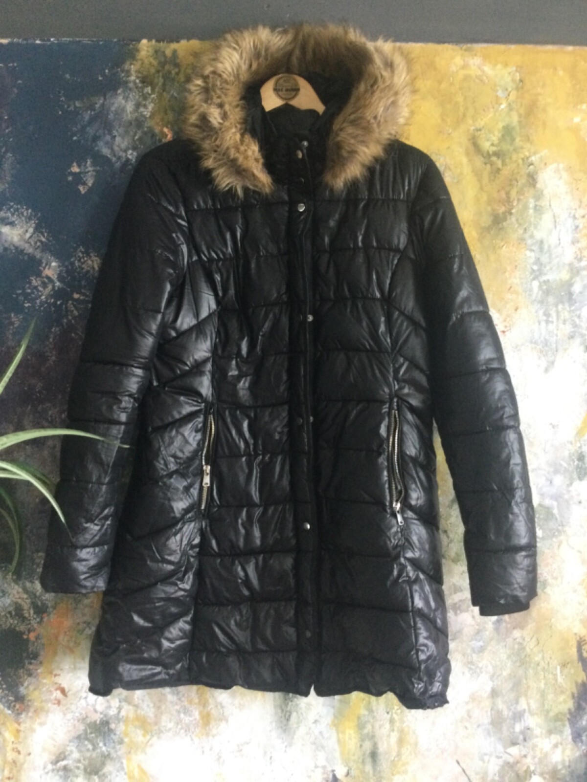 WOMENS COAT BLACK QUILTED PARKA FUR TRIM HOOD SHINY VGC WORN ON FILM INC UK PP