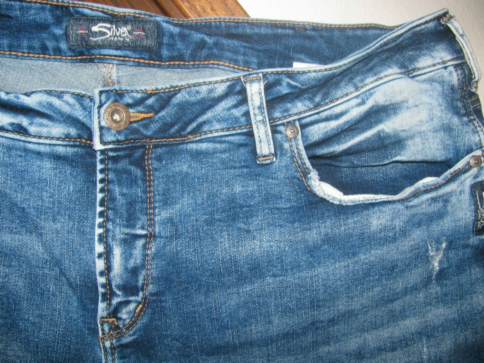 EUC Silver Jeans Avery Skinny Plus Medium Wash Distressed 20/27 20W