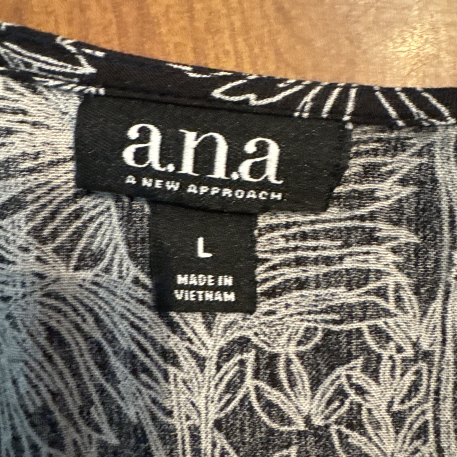 a.n.a. Black Palm Tree Print Flowy Short Sleeve Blouse Women’s Size Large NWT
