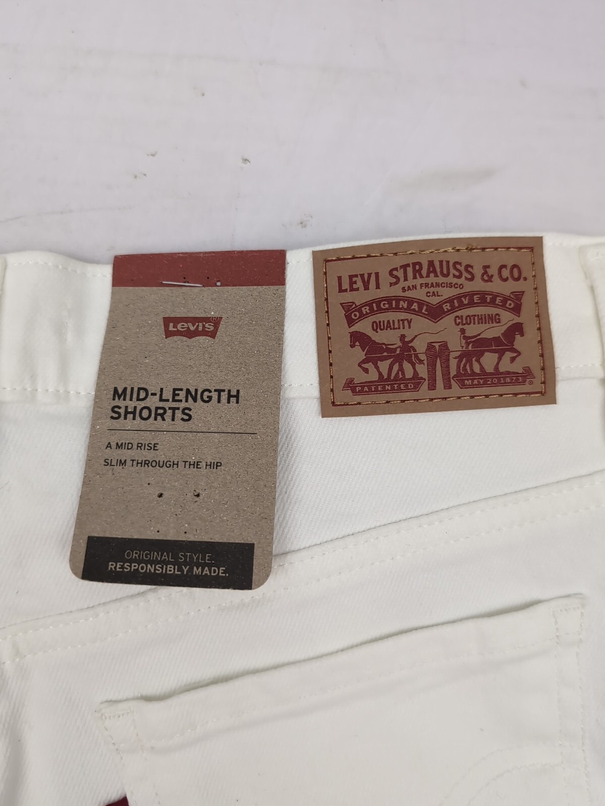 Levi Strauss Women’s Mid Rise Mid Length Slim Hip Denim Short White Sz 28 AM36