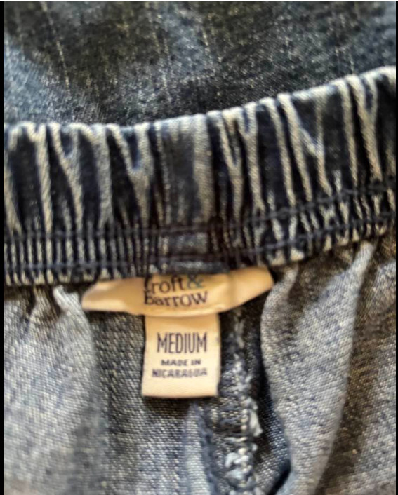 Croft & Barrow Womens Stretch Blue Jean Capris Size M – With Bow detail