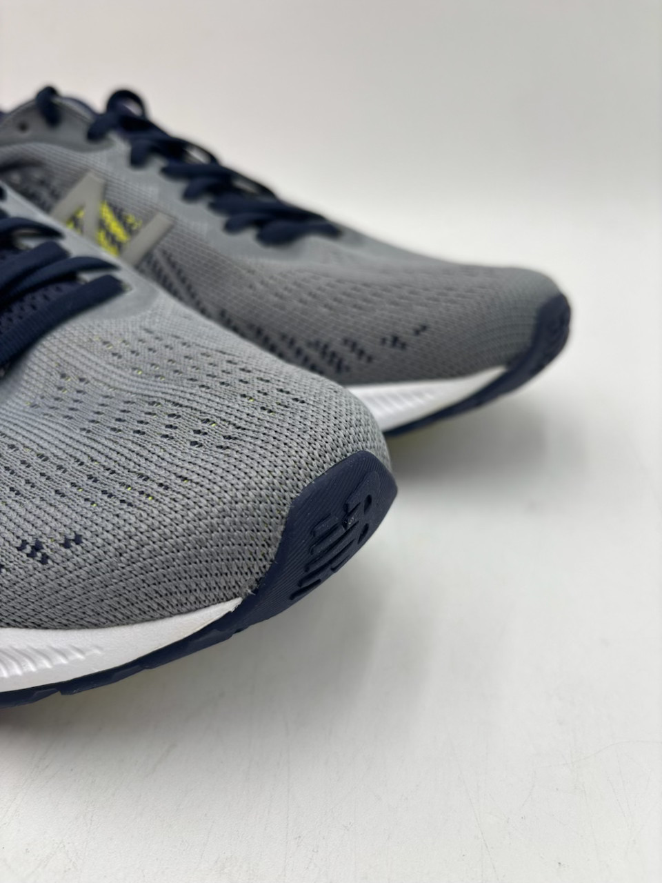 New Balance M870GY5 Men’s NEW Running Shoes Gray Multiple Sizes NIB
