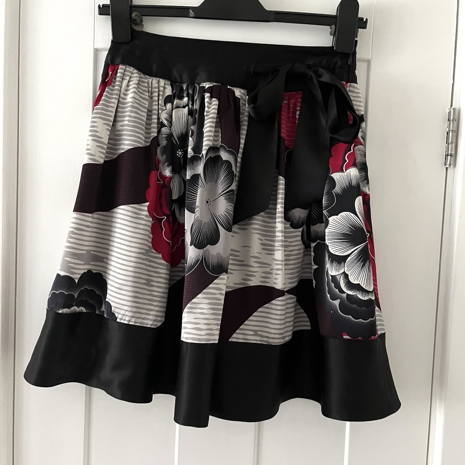 Ted Baker Size 1 UK 8 100% Silk Black Grey Red A Line Floral Skirt Fully Lined