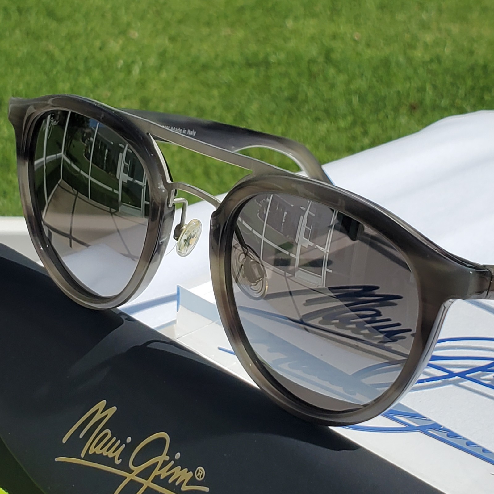 *******Maui Jim “SUNNY DAYS” 529-14E Gloss Grey Horn Frames / Grey Lenses*******