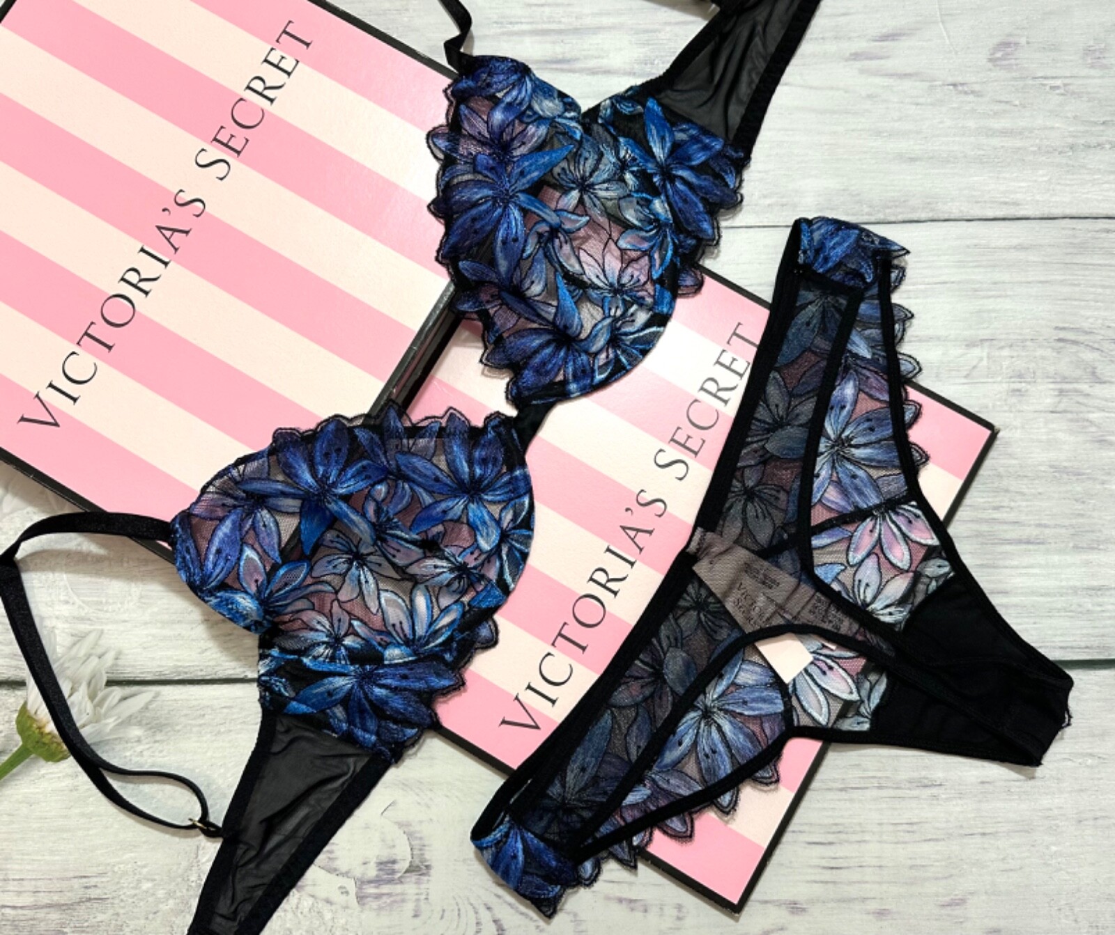Victoria’s Secret Ziggy Floral Embroidery Bra Thong Set Set Black/Blue
