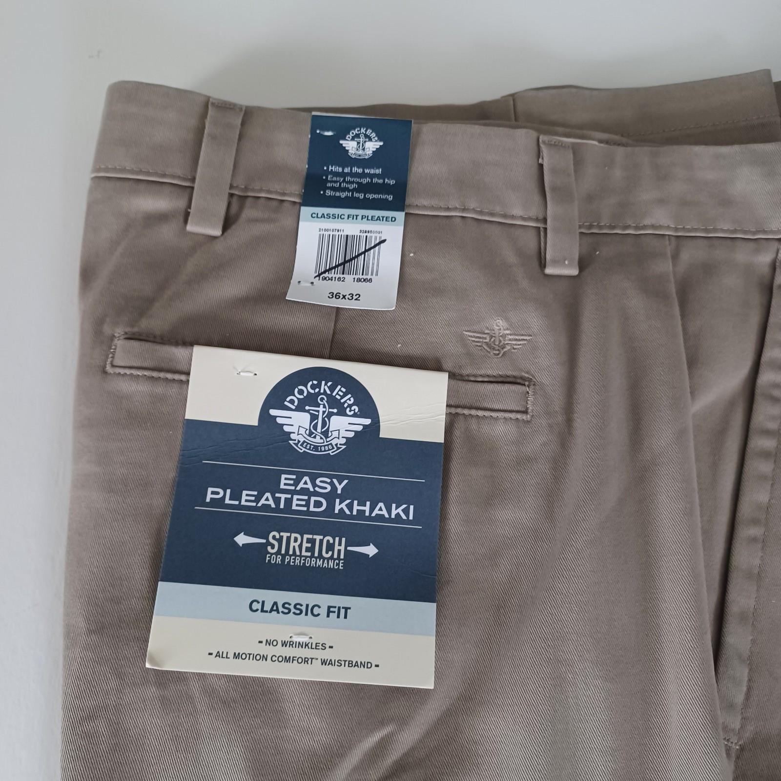 NWT Dockers 36 x 32 Easy Khaki Pleated Classic Fit Pants
