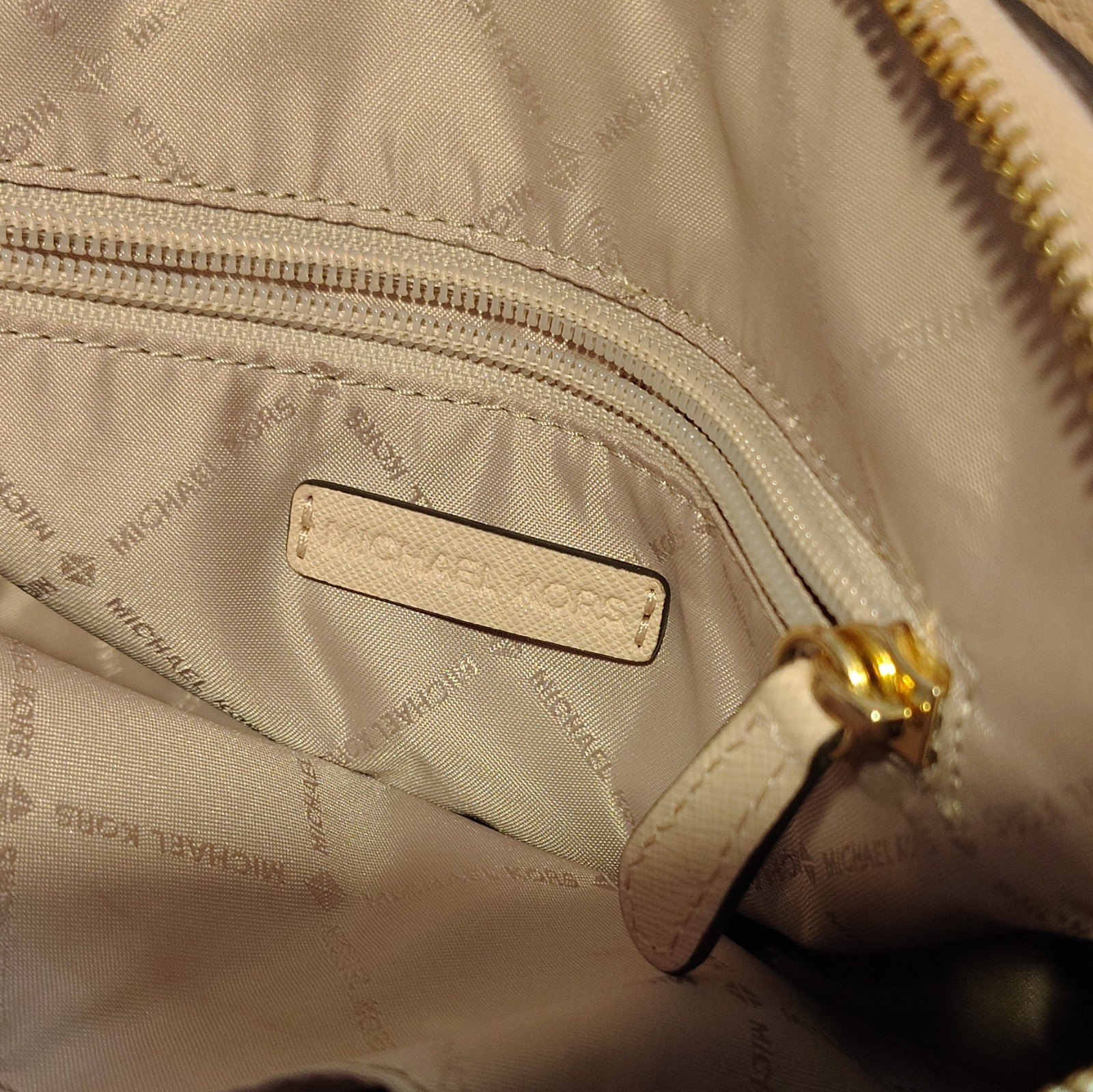 Michael Kors Women’s Cindy Dome Leather Purse Pale Pink Cross body Bag Gold trim