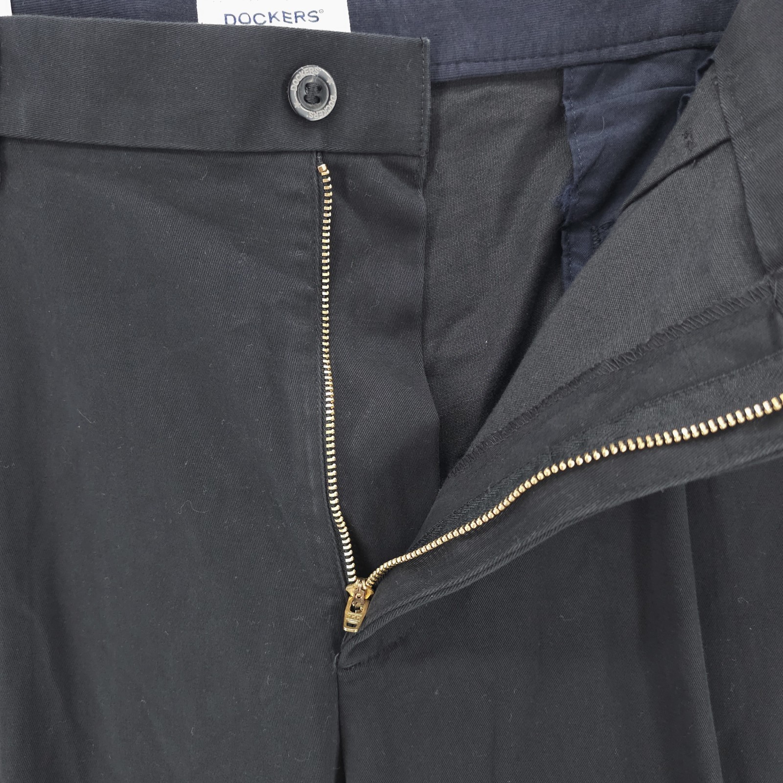 NWT DOCKERS Black Easy Khaki Relaxed Fit Pleated Comfort Waistband Cuffed 44×32