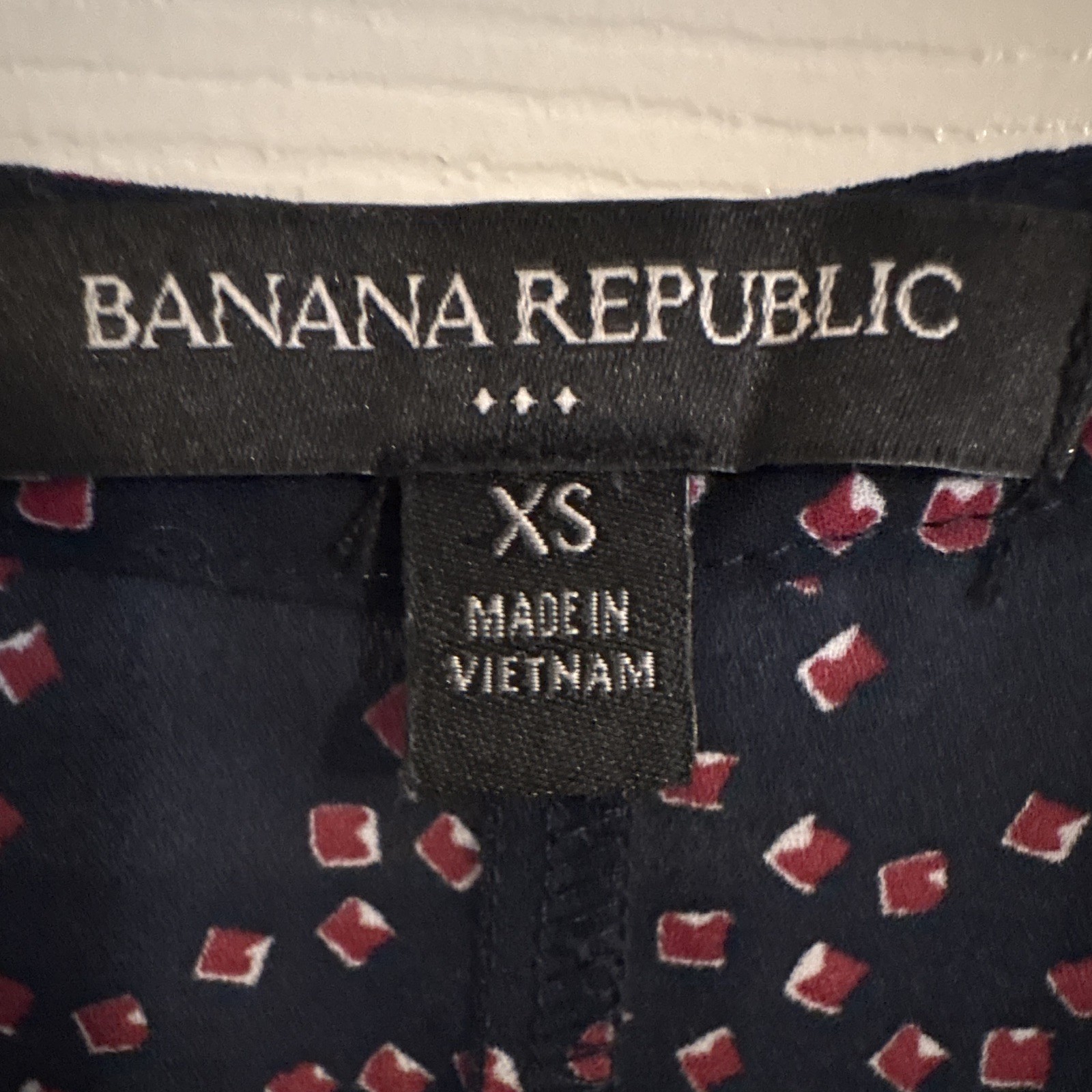 Banana Republic Women’s XS Black Red Geometric V-Neck Short Sleeve Blouse