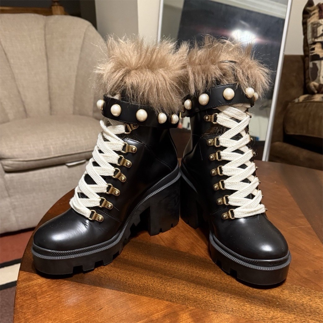 Authentic Gucci Women’s Black Leather Ankle Boots w Faux Fur details