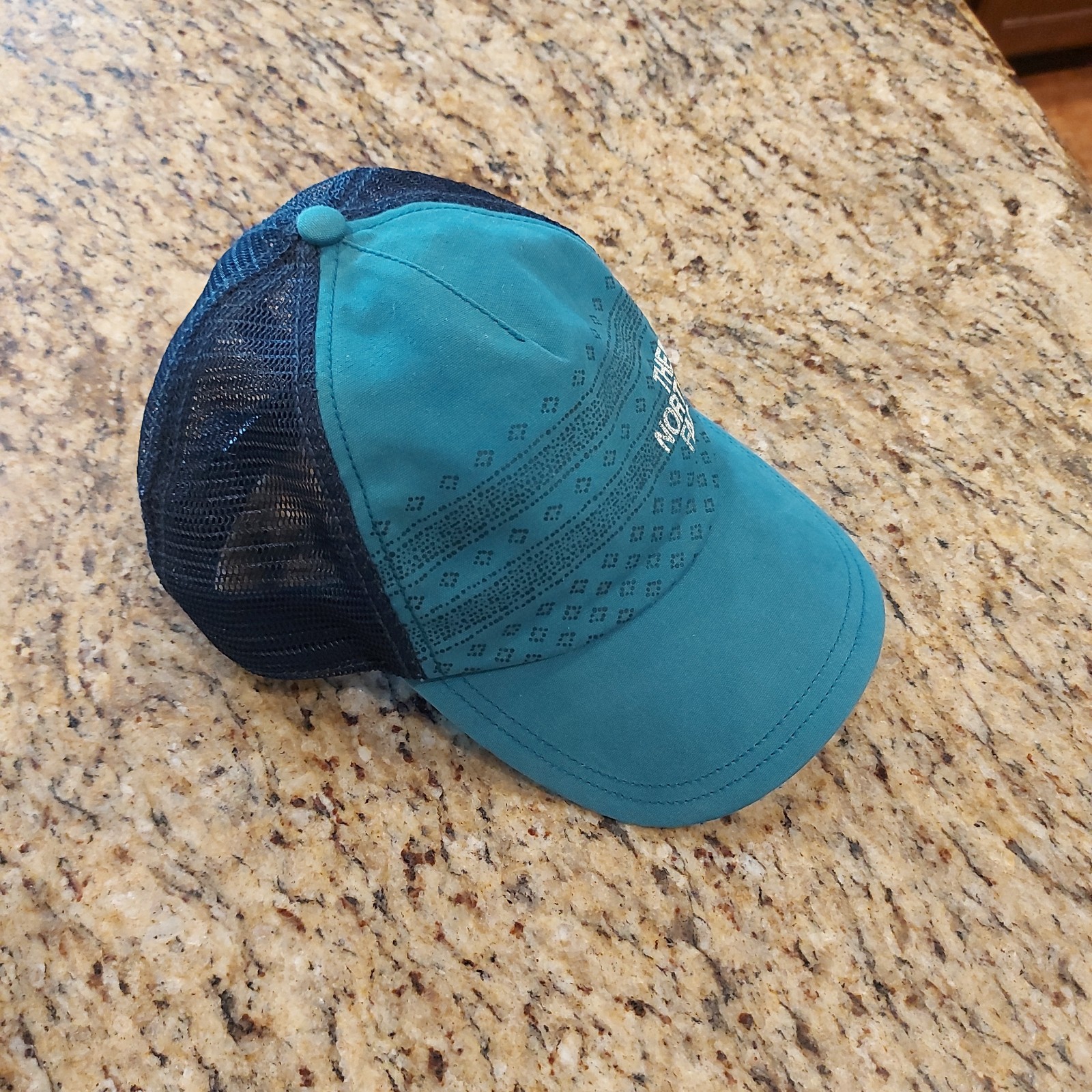 The North Face Unisex Lo Pro Trucker Urban w/Logo & Design on Front Snapback