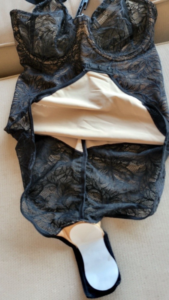 Leonisa Underwired Lace Shaping Smoothing Shapewear Bodysuit Medium Black – NWT