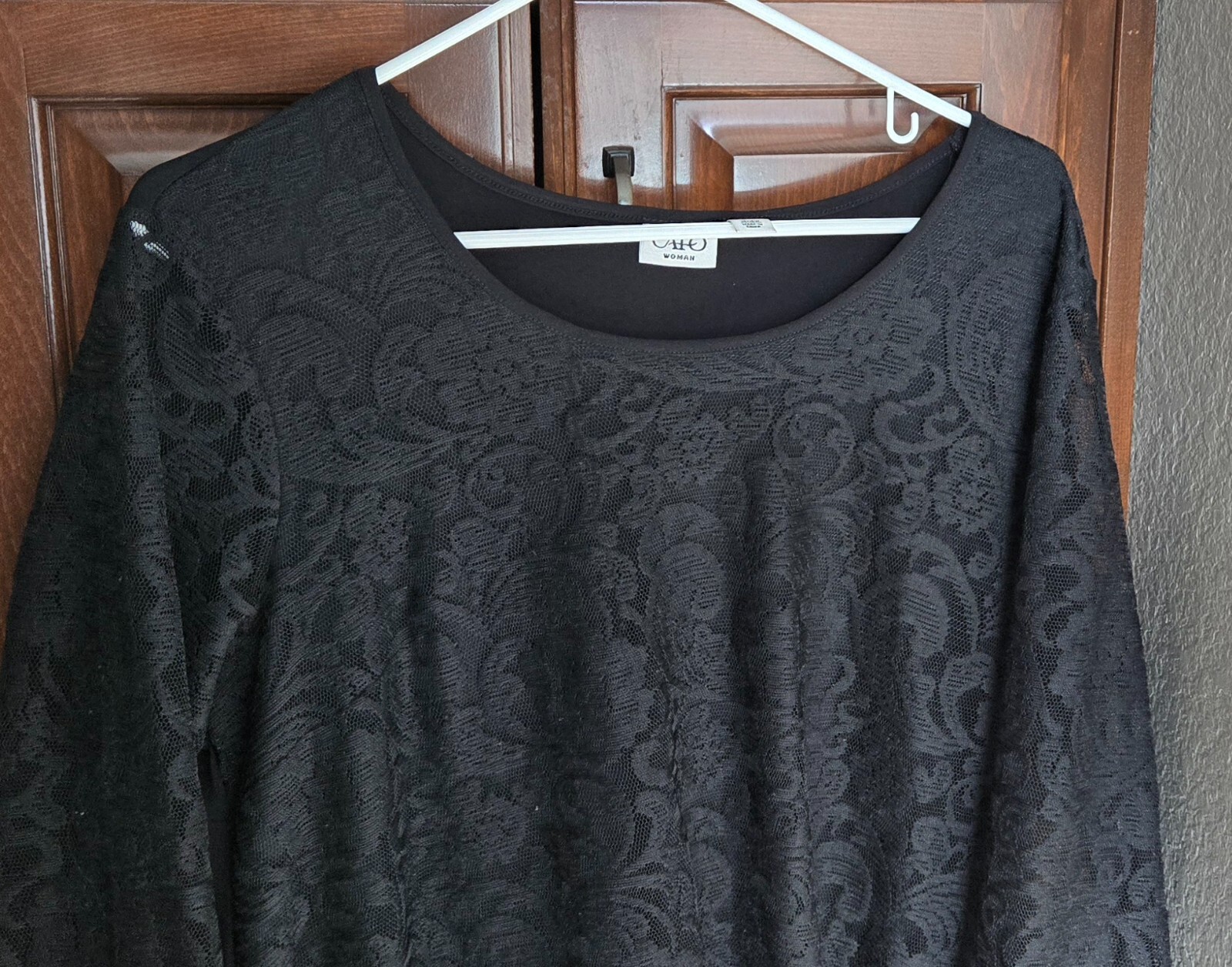 EUC – CATO WOMAN 14/16W Polyester/Spandex Black Top Lace front & 3/4 Sleeves