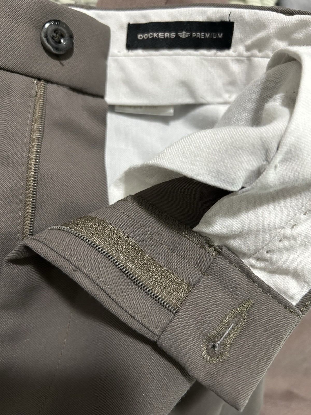 Dockers Premium Men’s Gray Microfiber Polyester Flat Front Dress Pants W32