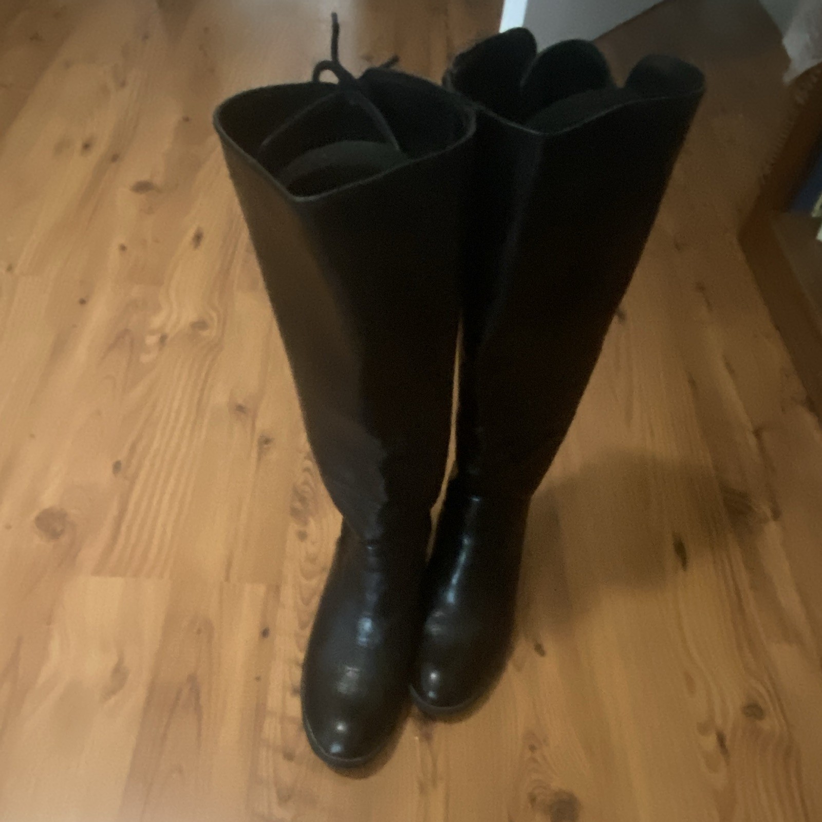 Eurosoft Women’s Black Leather Riding Boot Round Toe with zipper and Lace-Up 8M