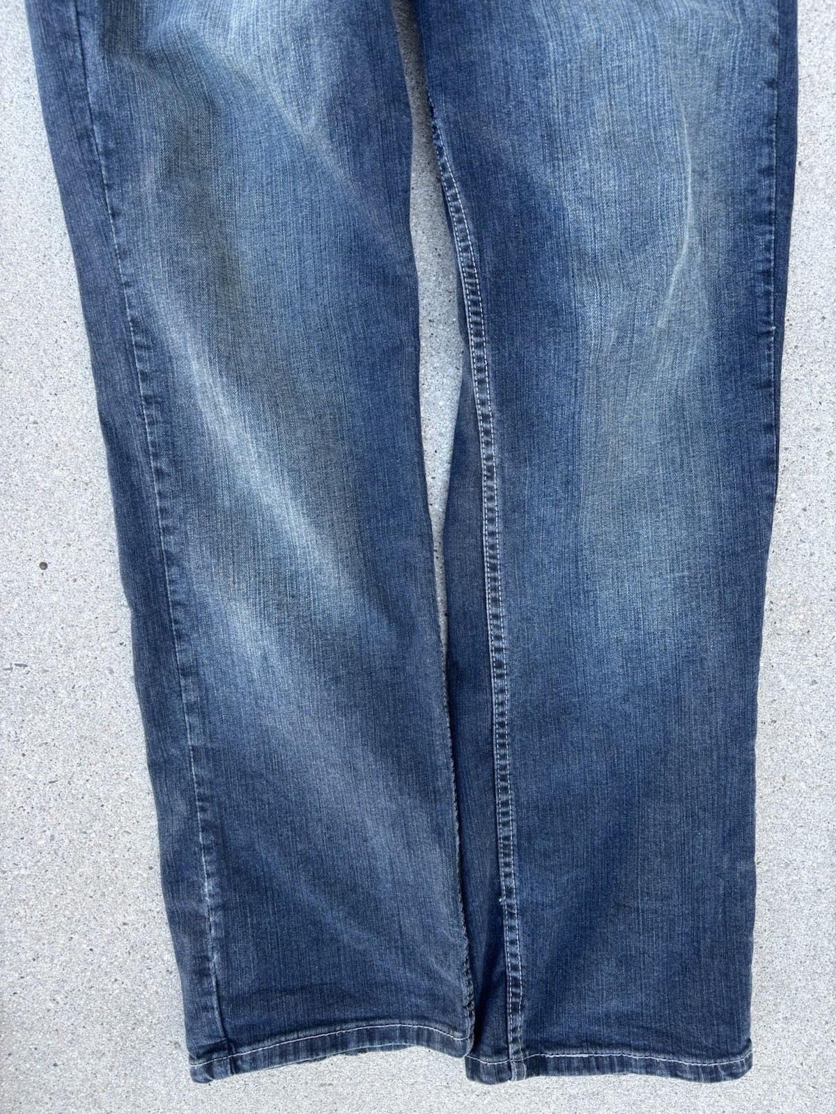 Levi’s Men’s Blue Denim Jeans Relaxed Straight Mid Rise 5-Pocket Medium Wash