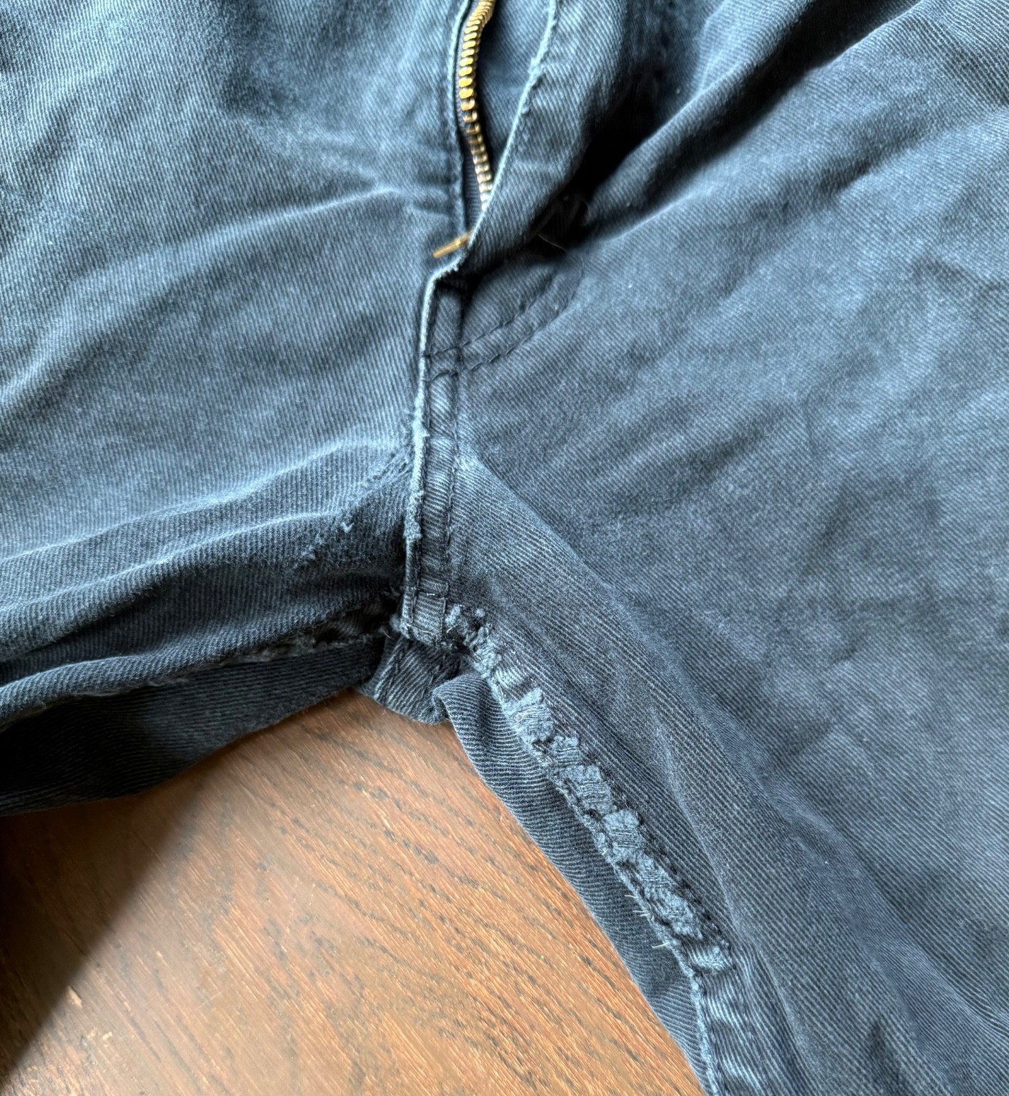 Levis Jeans Mens 33×32 Black Straight Leg Stretch Denim Distressed Knee Hem