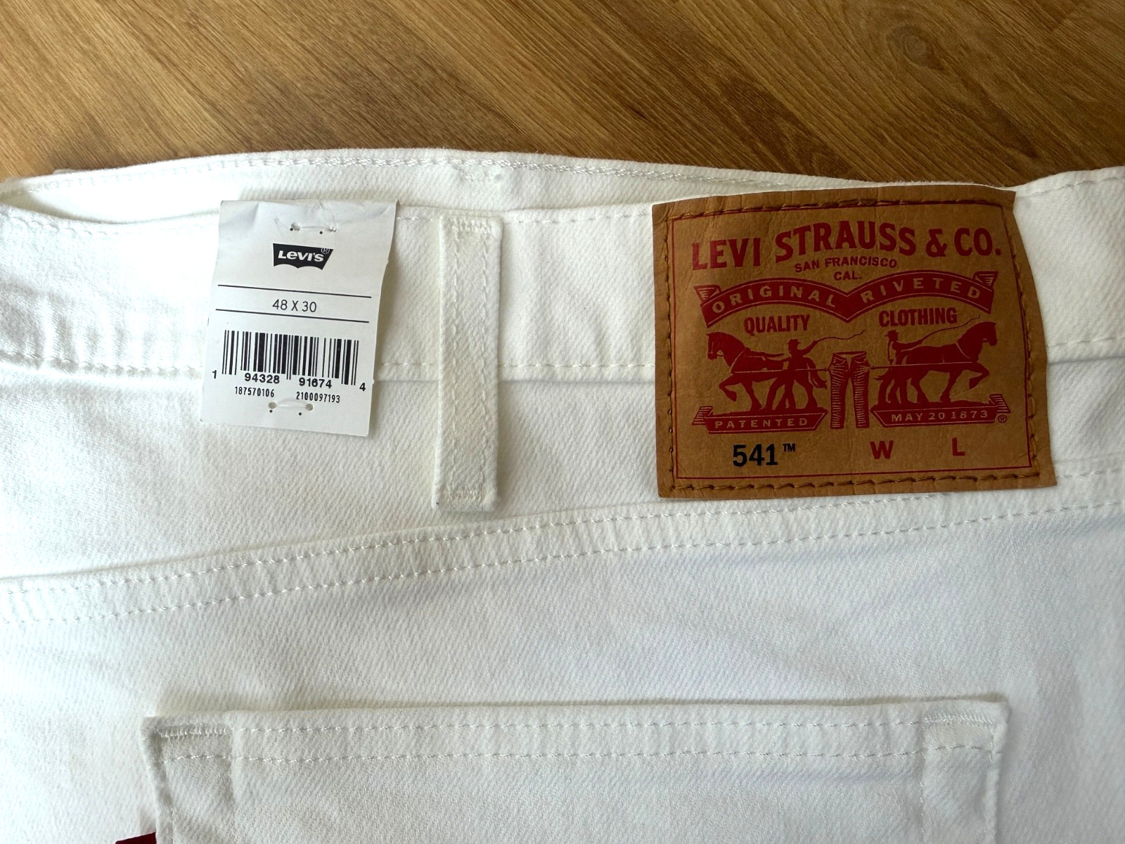 Levis Jeans Mens 48×30 White 541 Athletic Taper Stretch Denim Inseam 28 NWT