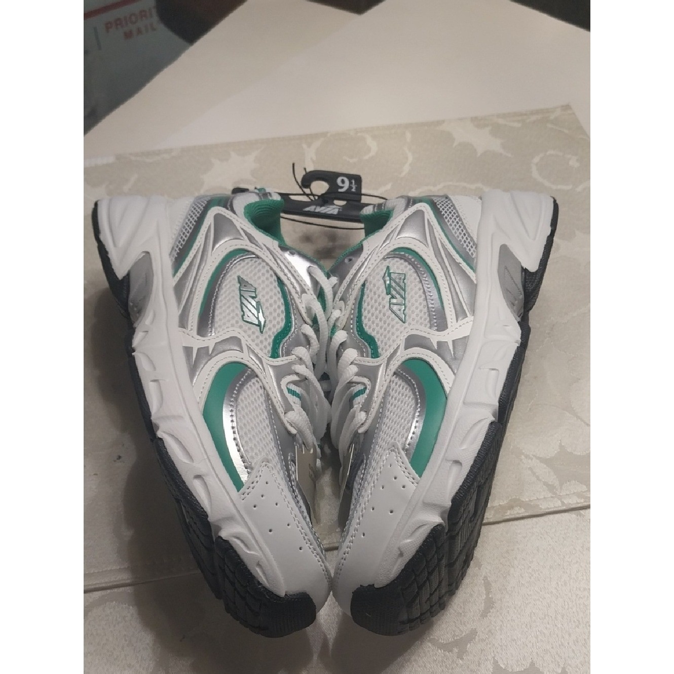 Avia NWT Women’s 5000 Performance Sneakers Size 9.5 M Green White Leather Mesh