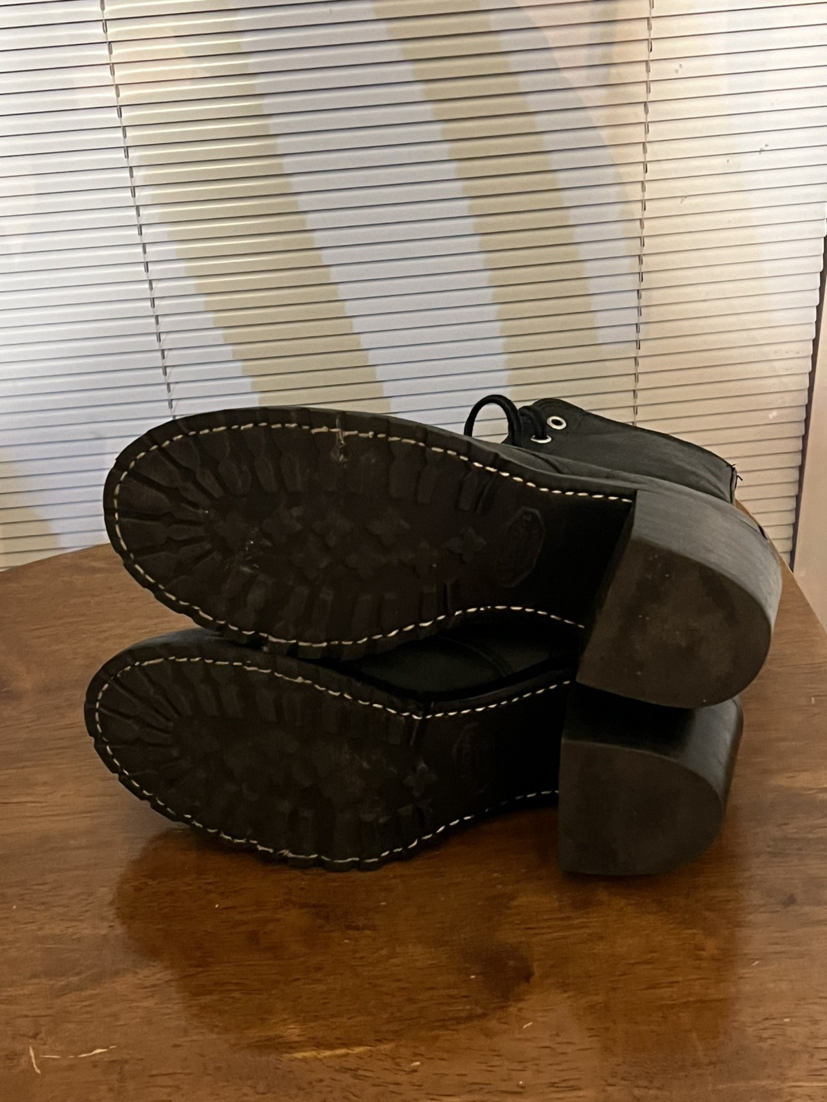 Frye Sabrina Black Leather Lace Up Ankle Boots Vibram Sole Size 7