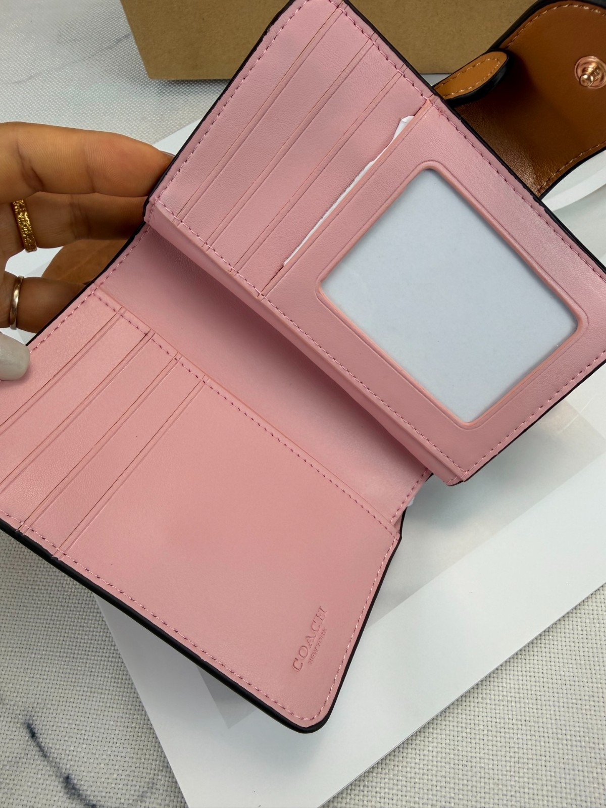 CEC29 Medium Corner Zip Wallet In Signature Canvas Powder Pink