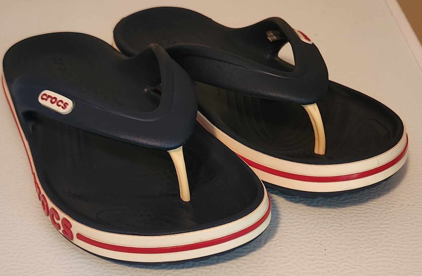 Crocs Bayaband Thong Flip Flops Navy, Pepper & White Men’s 7/Women’s 9 – READ