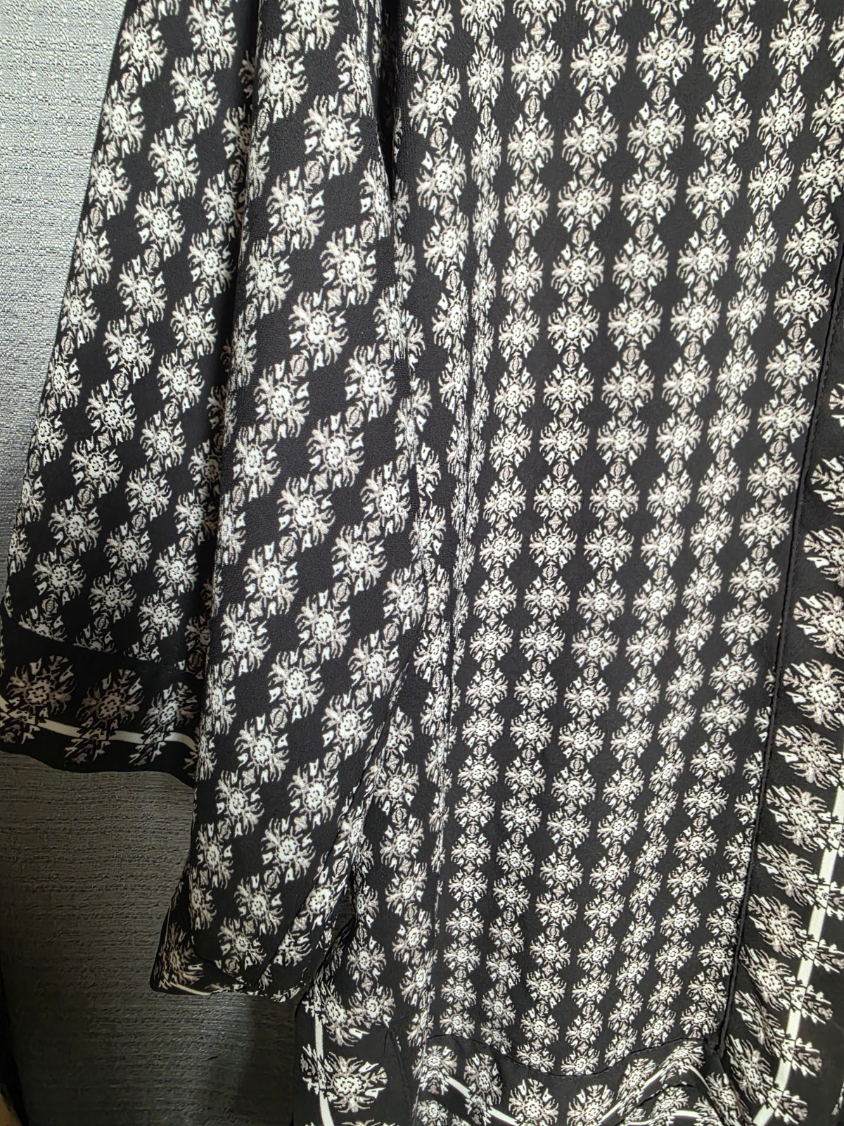 Max Studio Women’s Black White Geometric V-Neck 3/4 Sleeve Pullover Blouse S