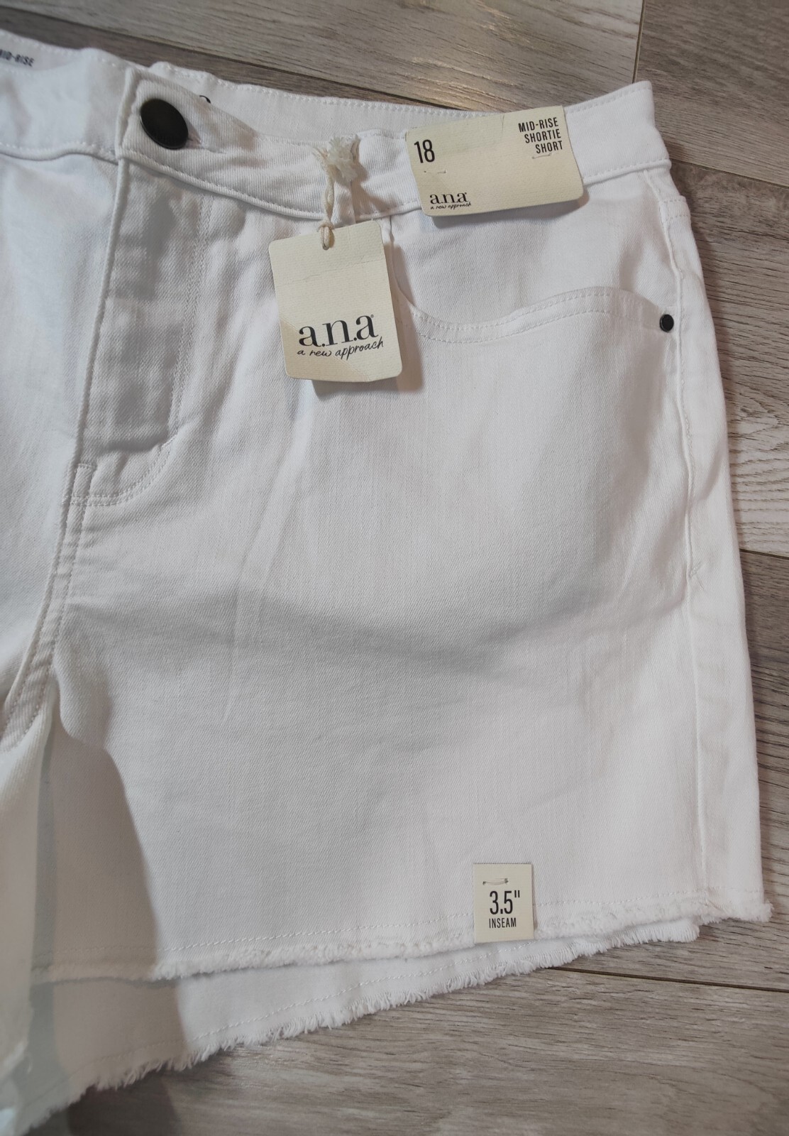 a.n.a NWT Womens Size 18 White Denim Mid-Rise Shortie Shorts 3.5 Inseam Raw Hem