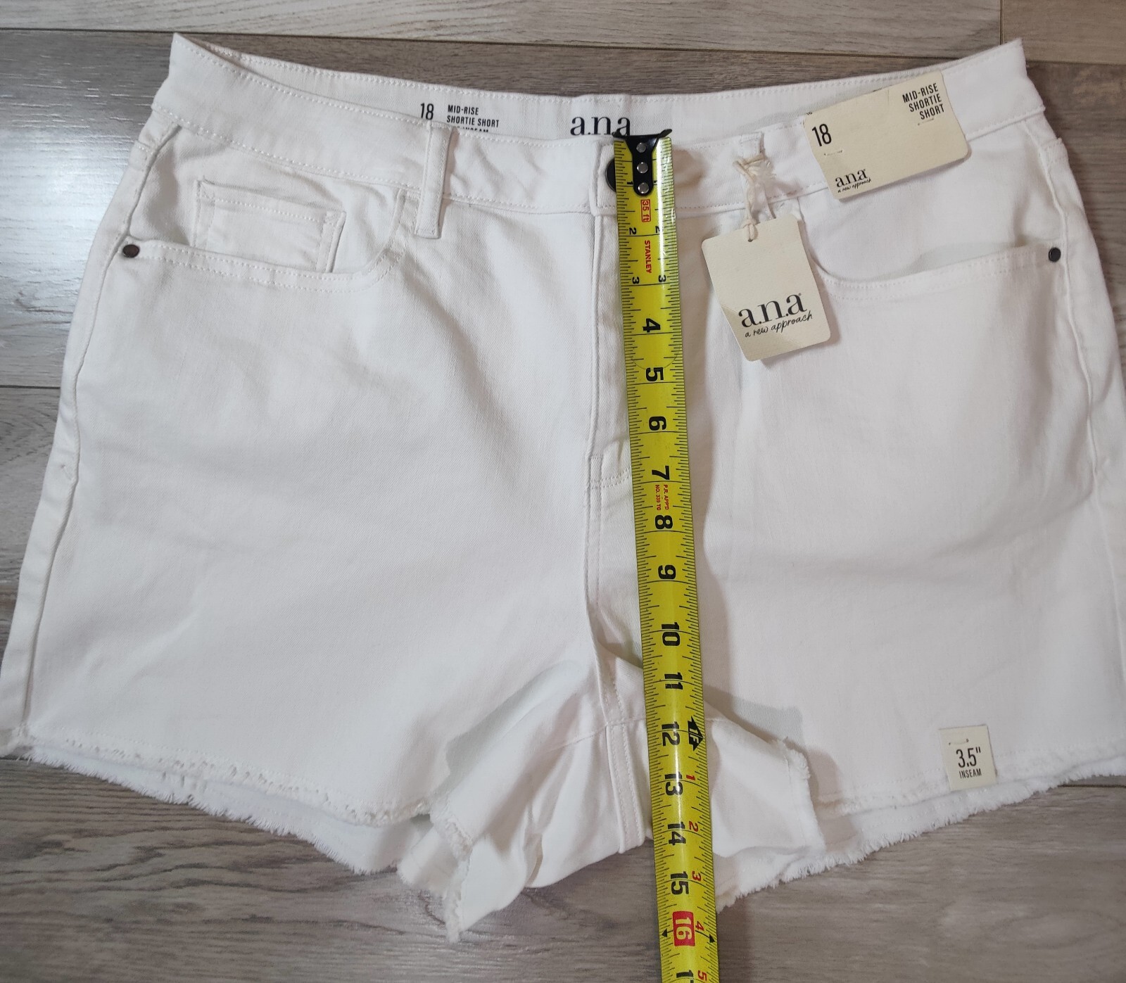 a.n.a NWT Womens Size 18 White Denim Mid-Rise Shortie Shorts 3.5 Inseam Raw Hem
