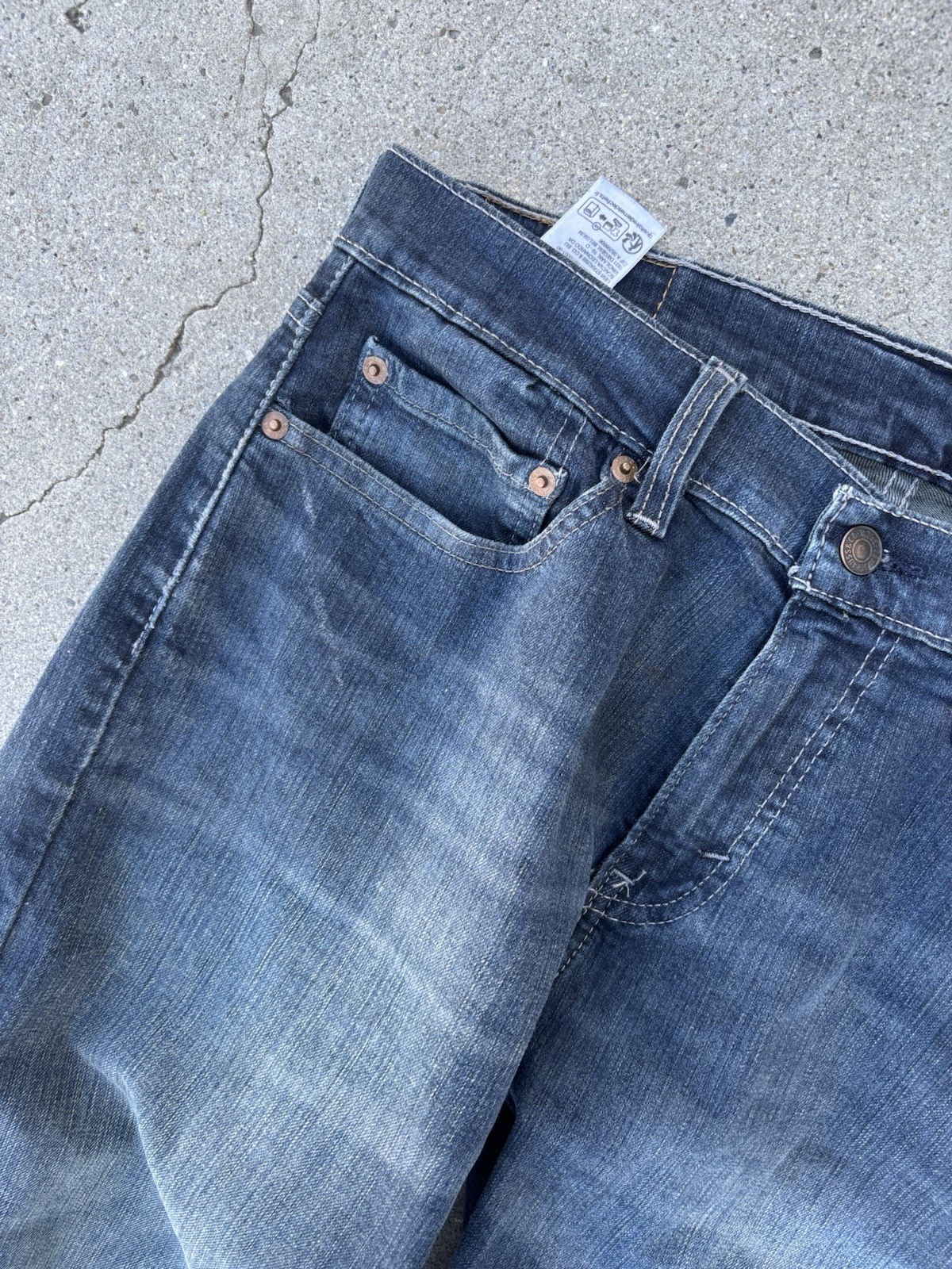 Levi’s Men’s Blue Denim Jeans Relaxed Straight Mid Rise 5-Pocket Medium Wash