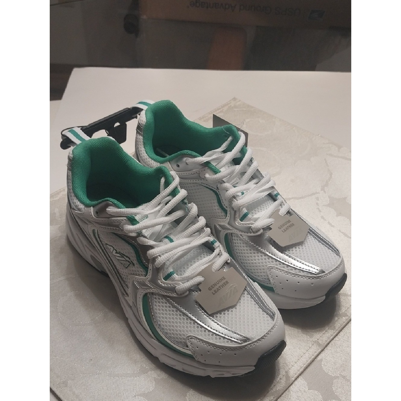 Avia NWT Women’s 5000 Performance Sneakers Size 9.5 M Green White Leather Mesh