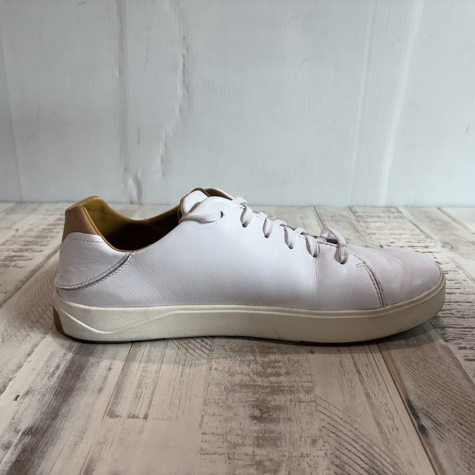 OluKai Lae’ahi Li ‘Ili Shoes Mens Size 11 White Leather Casual Comfort Sneakers