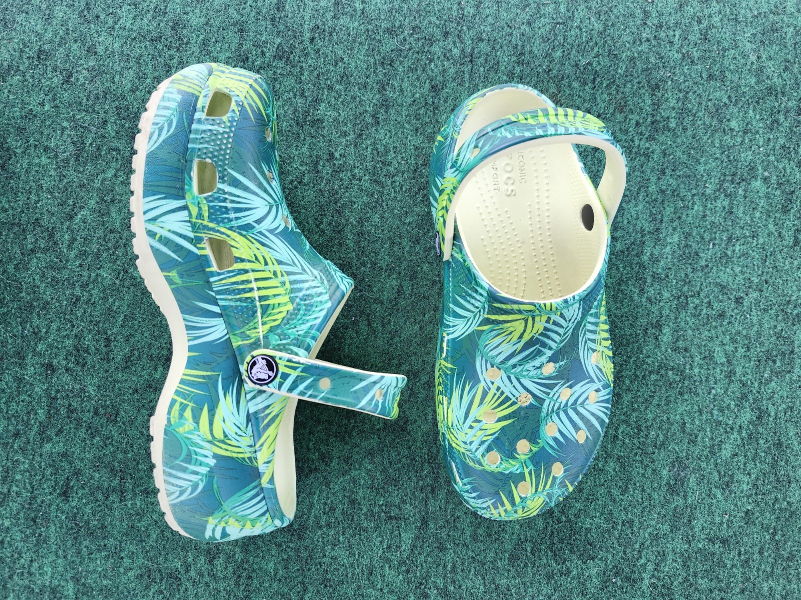 Crocs Classic Tropical Palm Print Clogs Green Unisex W8 M6 Comfort Shoes