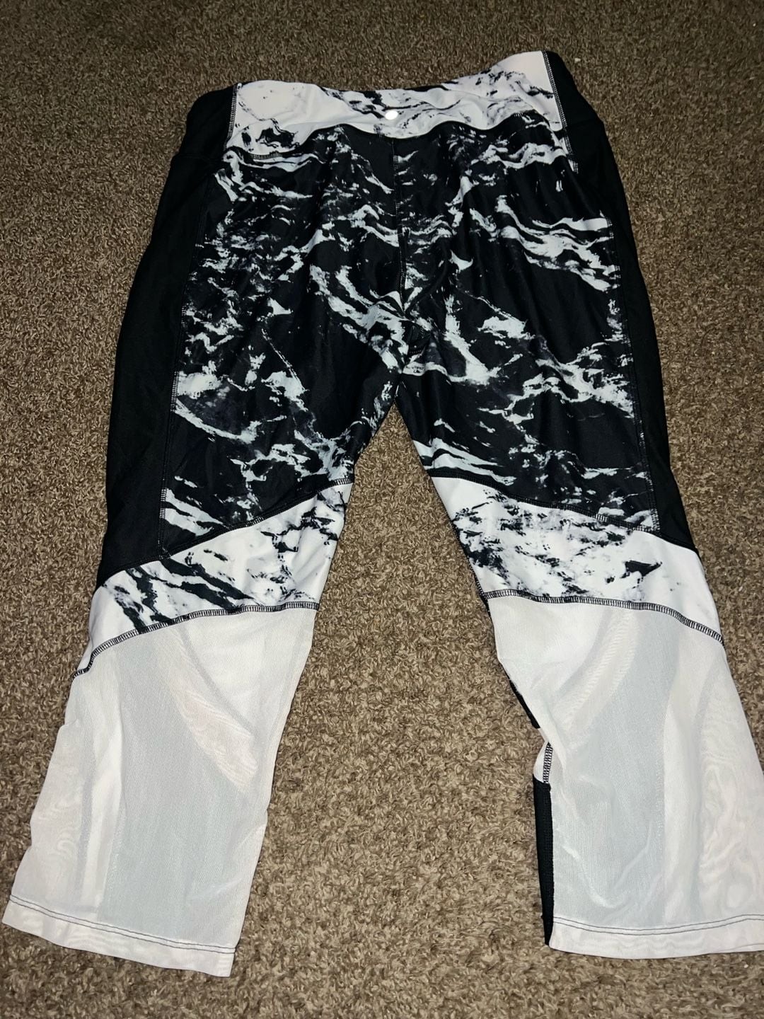Avia Women’s Athletic Capri Leggings Black and White Marble Print Style AVL28142