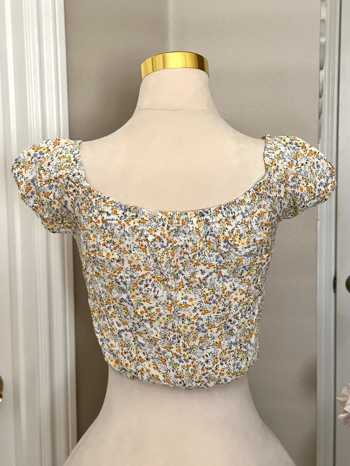 White Yellow Floral Crop Top w Off the Shoulder Cap Sleeves Sz S
