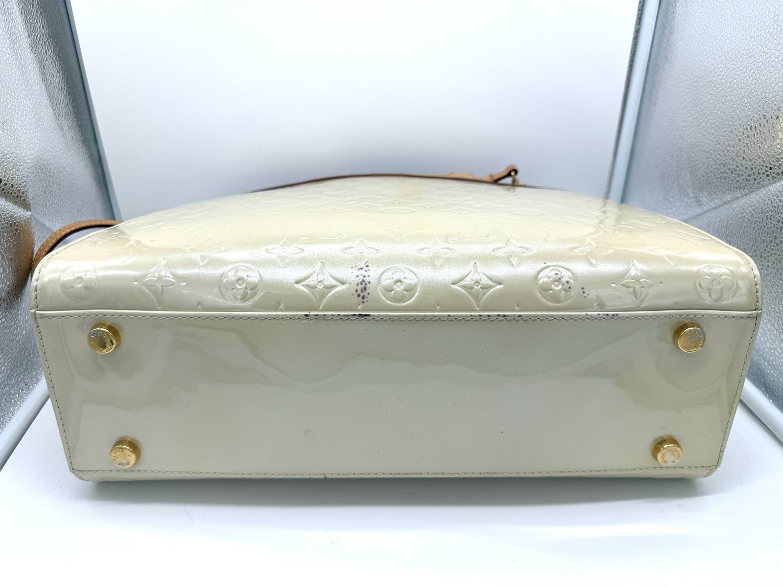 Authentic Louis Vuitton Vernis Brea GM in Blanc Corail