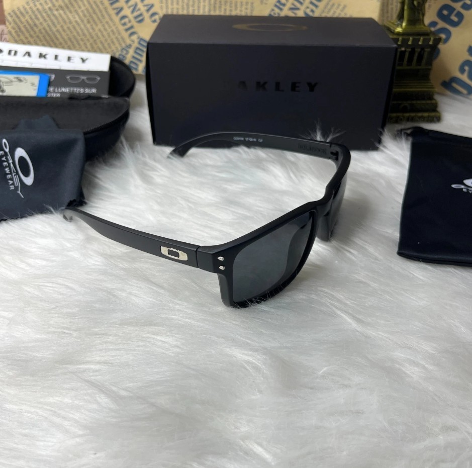 Oakley Holbrook Sunglasses Matte Black Frame Polarized Black Lens UV400 New
