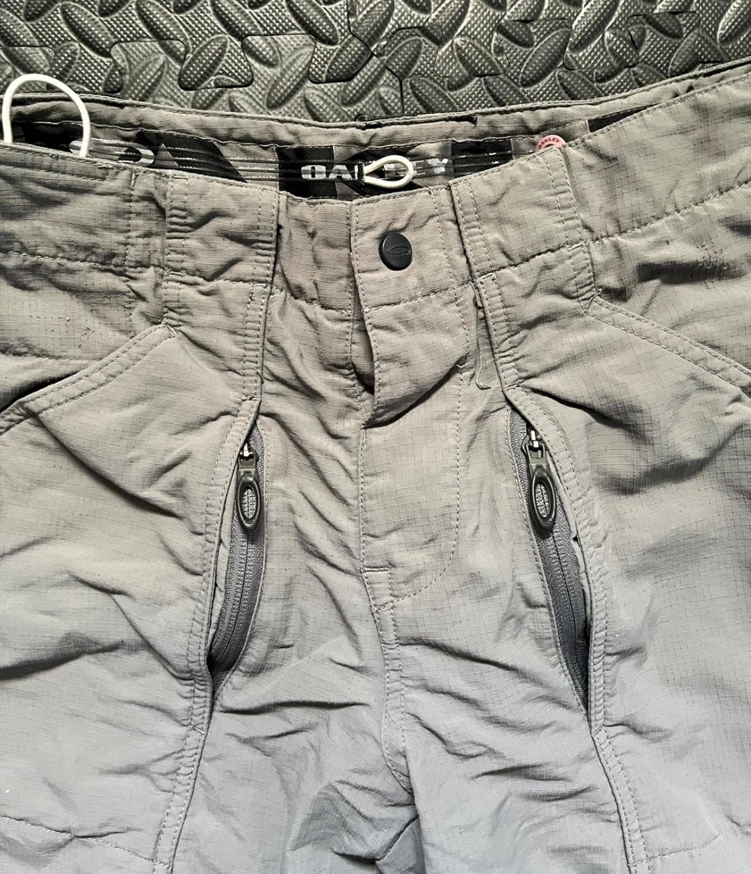Vintage Oakley Software Gray Cargo Shorts With Multi Vent Zippers Size Medium