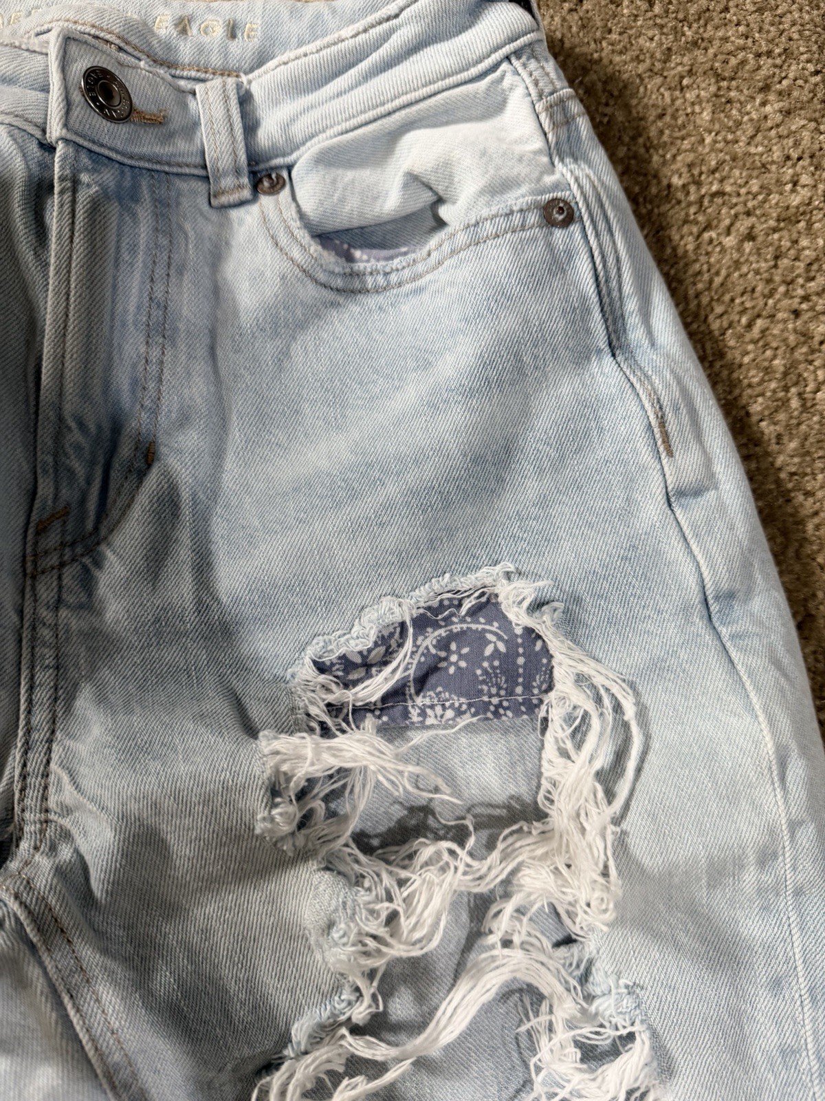 Womens American Eagle Light Wash Mom Jeans W/ Paisley Print Pockets Size 00R