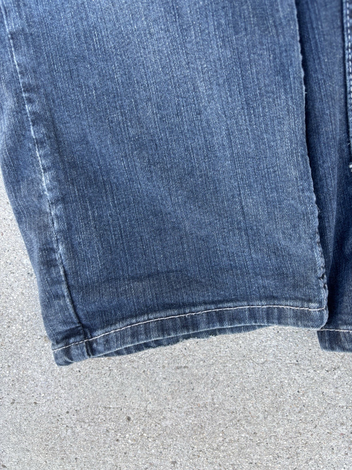 Levi’s Men’s Blue Denim Jeans Relaxed Straight Mid Rise 5-Pocket Medium Wash