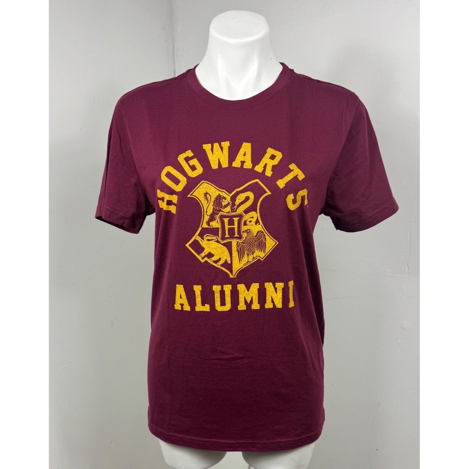 Harry Potter Hogwarts Alumni T-Shirt Maroon Burgundy Graphic Tee Medium