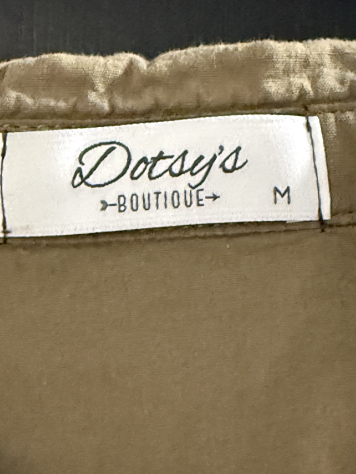 Dotsy’s Boutique M Green Solid Collared Button-Front Ruffle 3/4 Sleeve Blouse