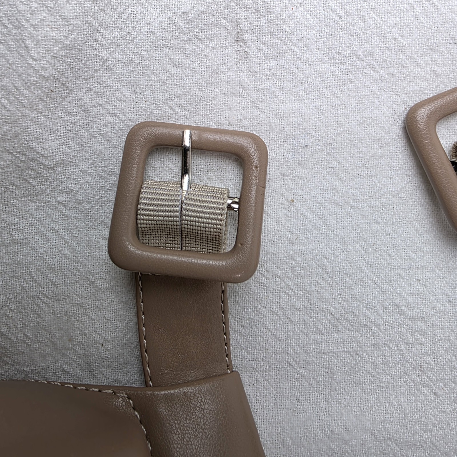 Anne Klein Iflex Fararia Size 9.5M Beige Minimalist Fashion Kitten Heel Pump