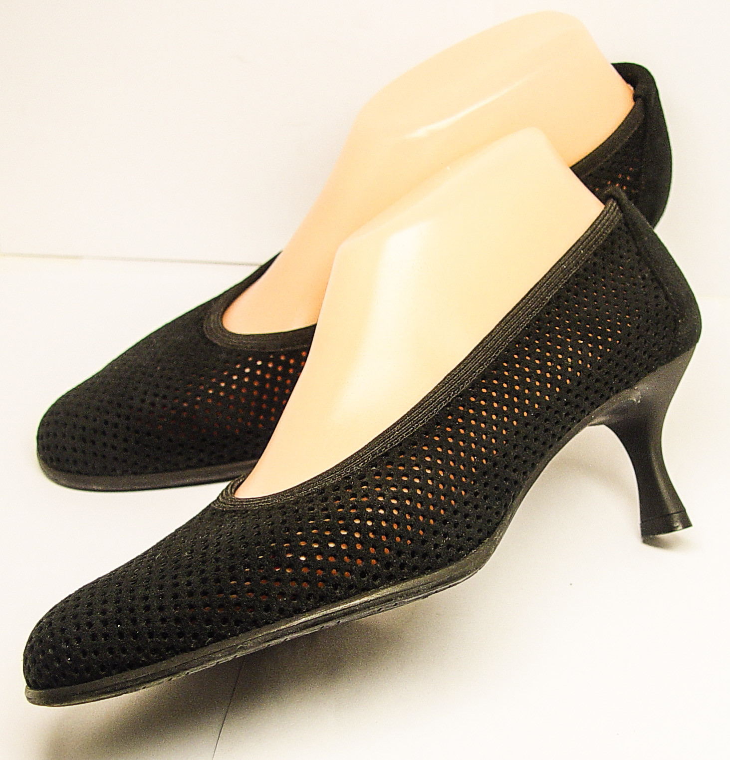 STUART WEITZMAN MADE IN SPAIN 8M PERFORATED SUEDE 2.5″ PUMPS PRISTINE CONDITION