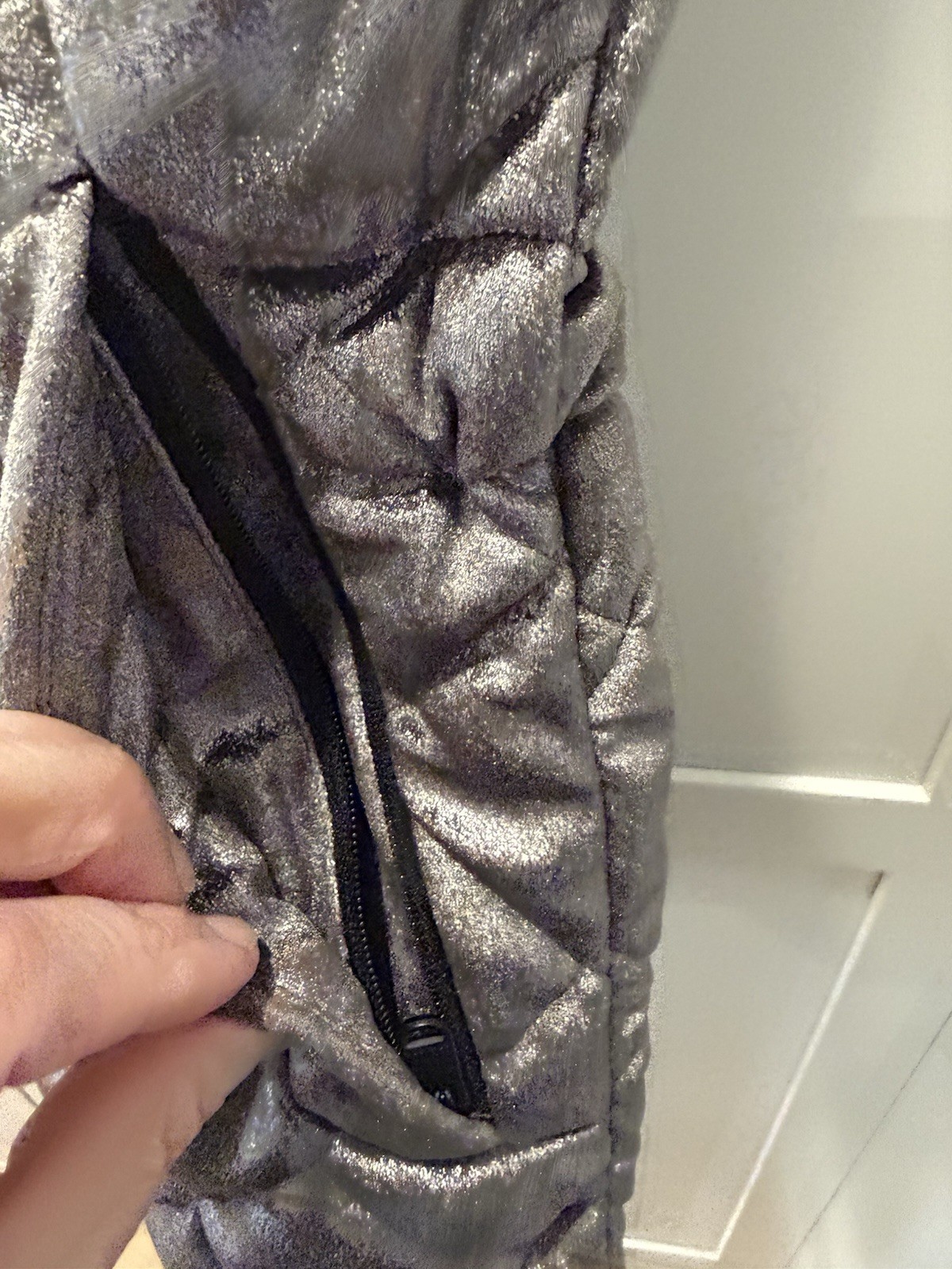 Athleta Whisper Featherless Vest Size XS Quilted Silver Metallic Velvet Puffer