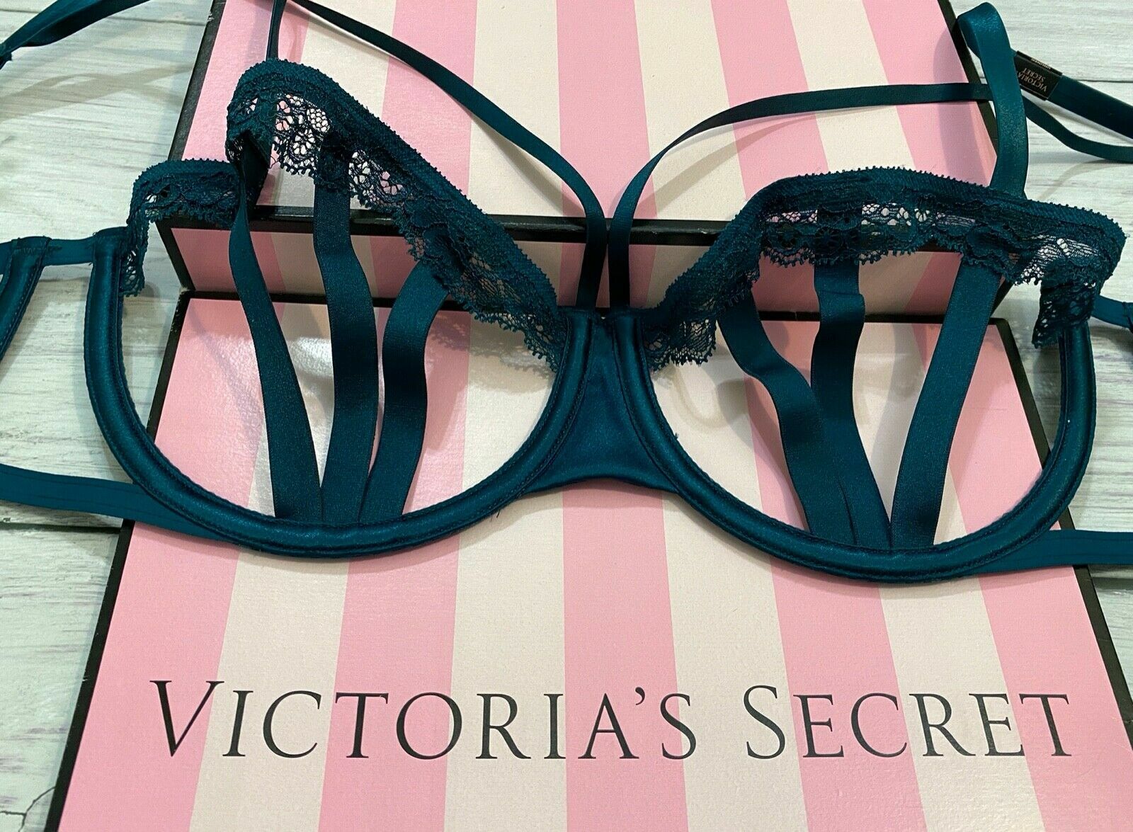 Victoria’s Secret Luxe Lingerie Cut-Out Balconet Bra Set Green Ivy Bow Thong