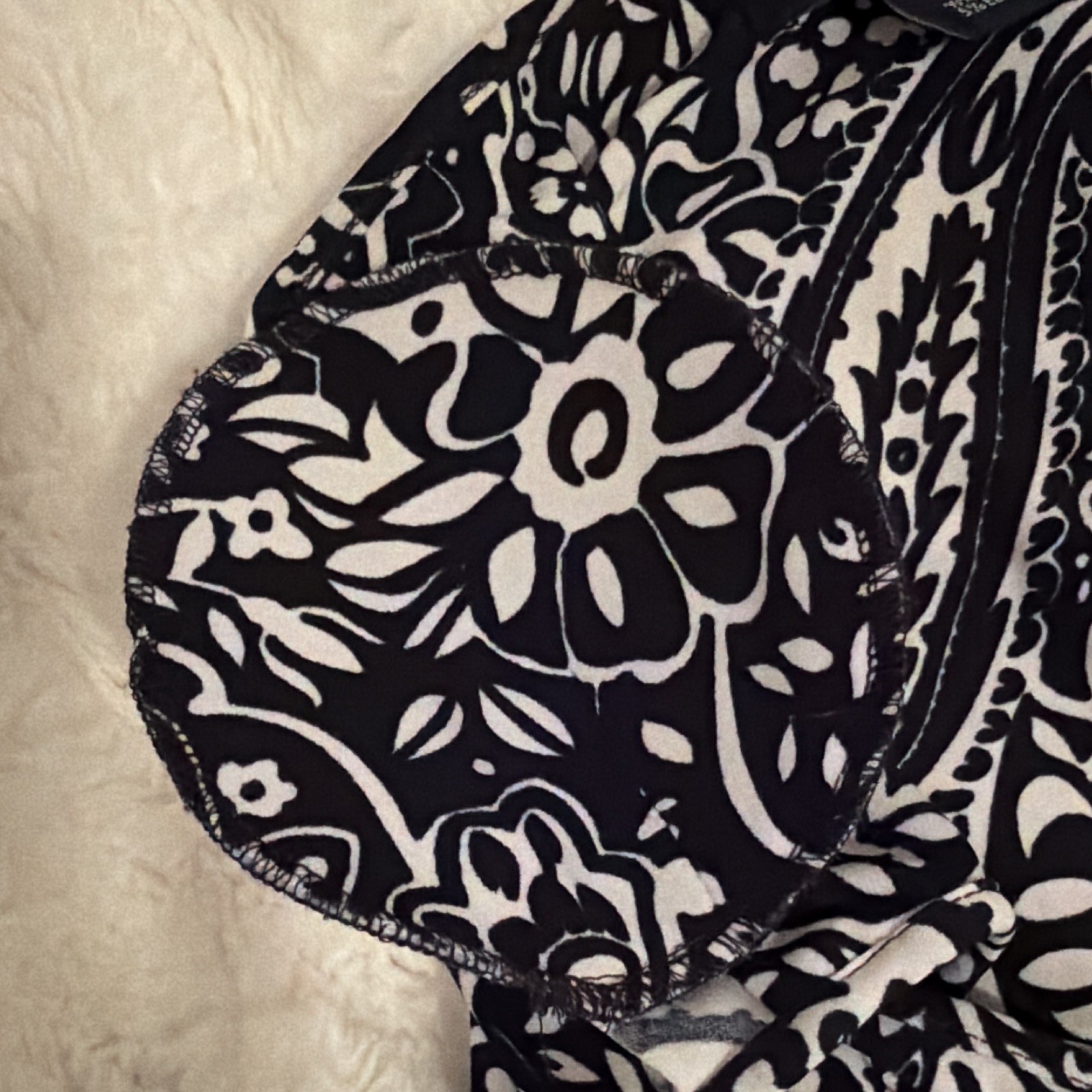 Chaps Black & White Paisley Ruched Knit Sheath Dress M V-Neck Cap Sleeve Stretch