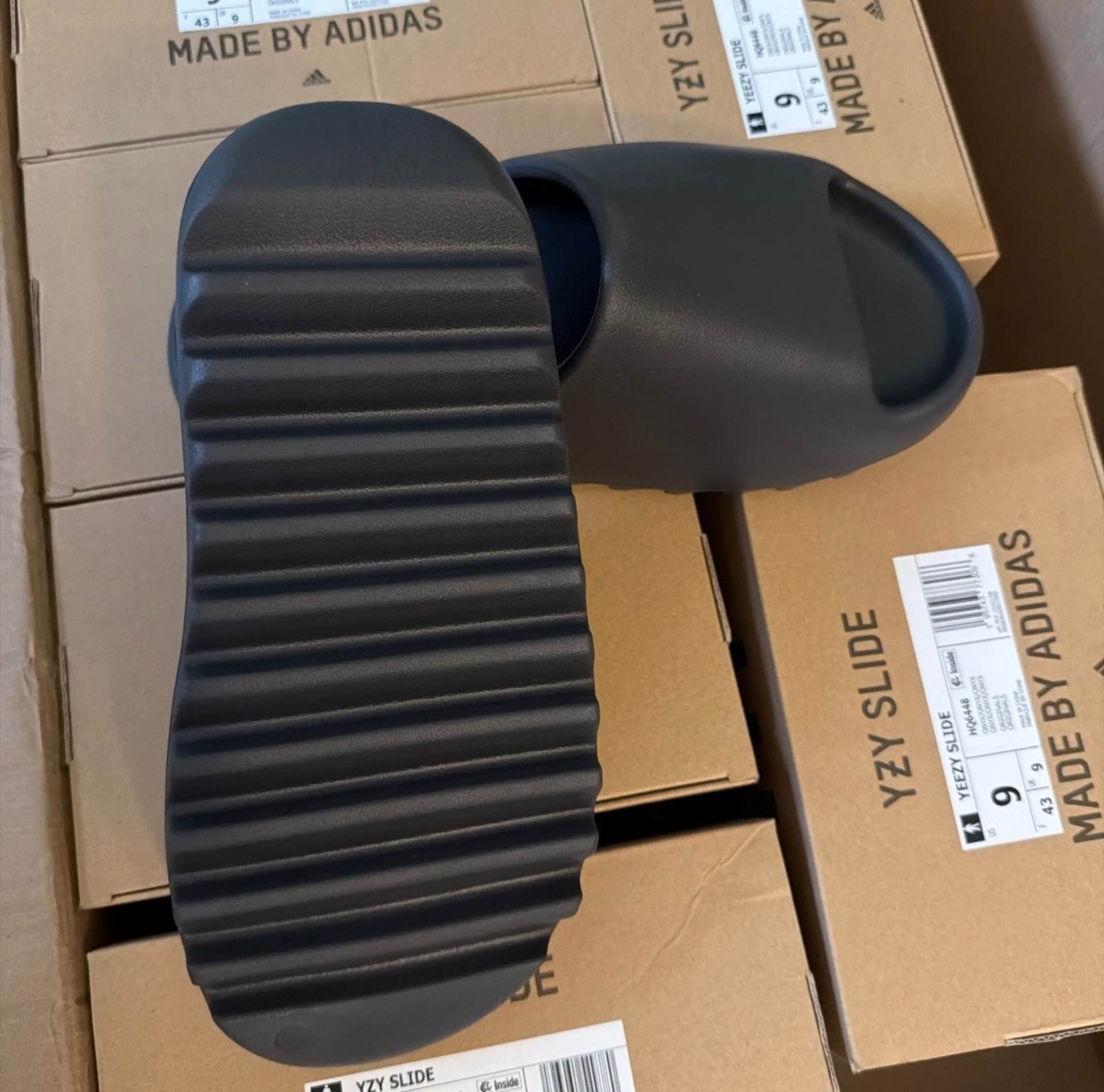 yeezy slides onyx size 6-12 Fast Shipping